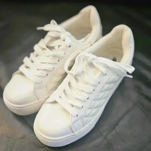 Soda White Quilted Laceup Platform Sporty Casual Shoe Sz 6 US - Picture 5 of 9